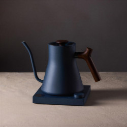 Fellow Stagg EKG PRO stone blue + walnut | Bouilloire électrique Gooseneck